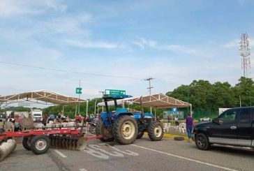 Bloquean habitantes carretera federal 200 y aeropuerto de Huatulco 