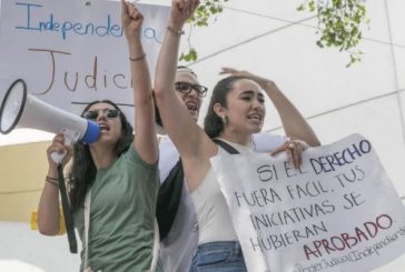 Plantan diputados morenistas a estudiantes que cuestionan Reforma judicial 