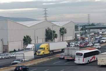 Transportistas provocan caos en la México-Querétaro a la altura de Tepotzotlán 