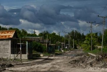 Rafael se convierte en huracán de categoría 2, mientras avanzaba rápidamente hacia Cuba