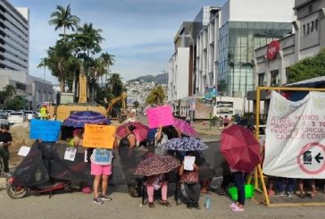 Con bloqueo, vecinos exigen pago por afectaciones de ‘John’