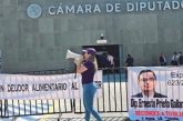 En las puertas de la Cámara de Diputados, acusan a legislador morenista de ser deudor alimentario