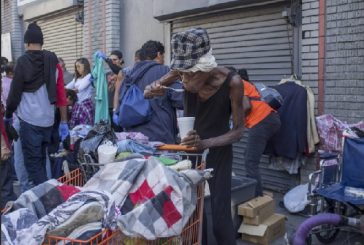 Frena juez orden de Trump de congelar fondos sociales