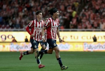 Chivas vence a Puebla y sueña con el Play-in