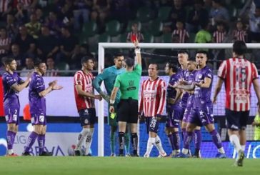 Mazatlán rescata agónico empate ante Chivas
