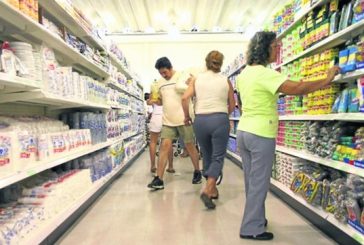 Confianza de los consumidores continuó cayendo en medio de la incertidumbre económica