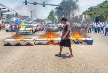 Taxistas bloquean la entrada de Acapulco con ataúdes; exigen detener asesinatos en su contra