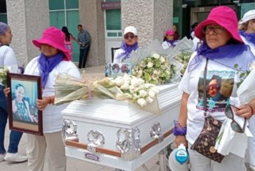  Familiares de víctima de feminicidio protestan con restos exhumados ante Procuraduría de Hidalgo
