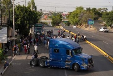 Desaparece normalista de Michoacán; realizan bloqueos para exigir su localización