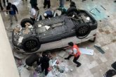 Vehículo cae tres niveles al interior del centro comercial Plaza Lilas