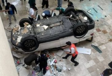 Vehículo cae tres niveles al interior del centro comercial Plaza Lilas