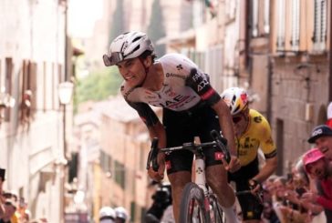 El ciclista mexicano Isaac del Toro hace historia; lidera el Giro de Italia