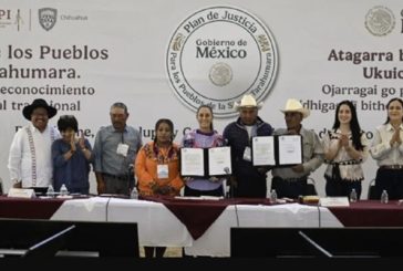 Entre violencia y reclamos, Sheinbaum visita la Sierra Tarahumara y restituye tierras