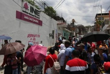 Protestan maestros frente a las instalaciones del INE en Guerrero