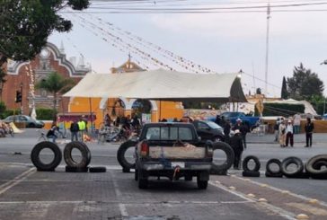 Pueblos cholultecas bloquean carretera y demandan a gobierno que frene urbanización de sus tierras