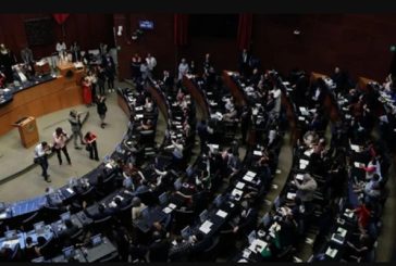 Un minuto de silencio y otro de aplausos en el Congreso por funcionarios asesinados