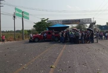 Carretera Villahermosa-Frontera es bloqueda por habitantes que no tienen luz eléctrica
