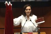 Lilly Téllez regala corona, capa y cetro al “reyezuelo” Fernández Noroña