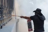 Encapuchados protestan con violencia en Gobernación; policía los repele y CNTE se deslinda