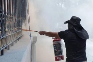 Encapuchados protestan con violencia en Gobernación; policía los repele y CNTE se deslinda