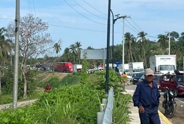 Habitantes bloquean carretera Acapulco-Pinotepa; exigen reconstruir comunidades por huracán Erick