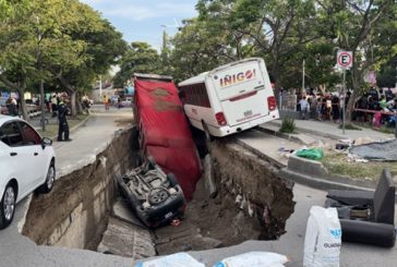 Se abre socavón en Guadalajara; cuatro lesionados