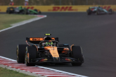Lando Norris gana el GP de Hungría 2025 y se vuelve viral por proteger trofeos en el podio