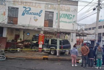 Camioneta irrumpe en pozolera de Neza; vendedor termina en el quirófano