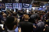 Wall Street cae tras datos que moderan las apuestas de recortes de tasas en EU