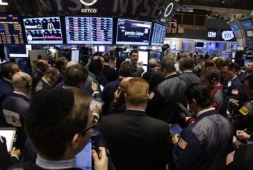 Wall Street cae tras datos que moderan las apuestas de recortes de tasas en EU