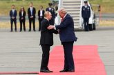 Trump recibe a Putin con un enérgico apretón de manos a su llegada a Alaska